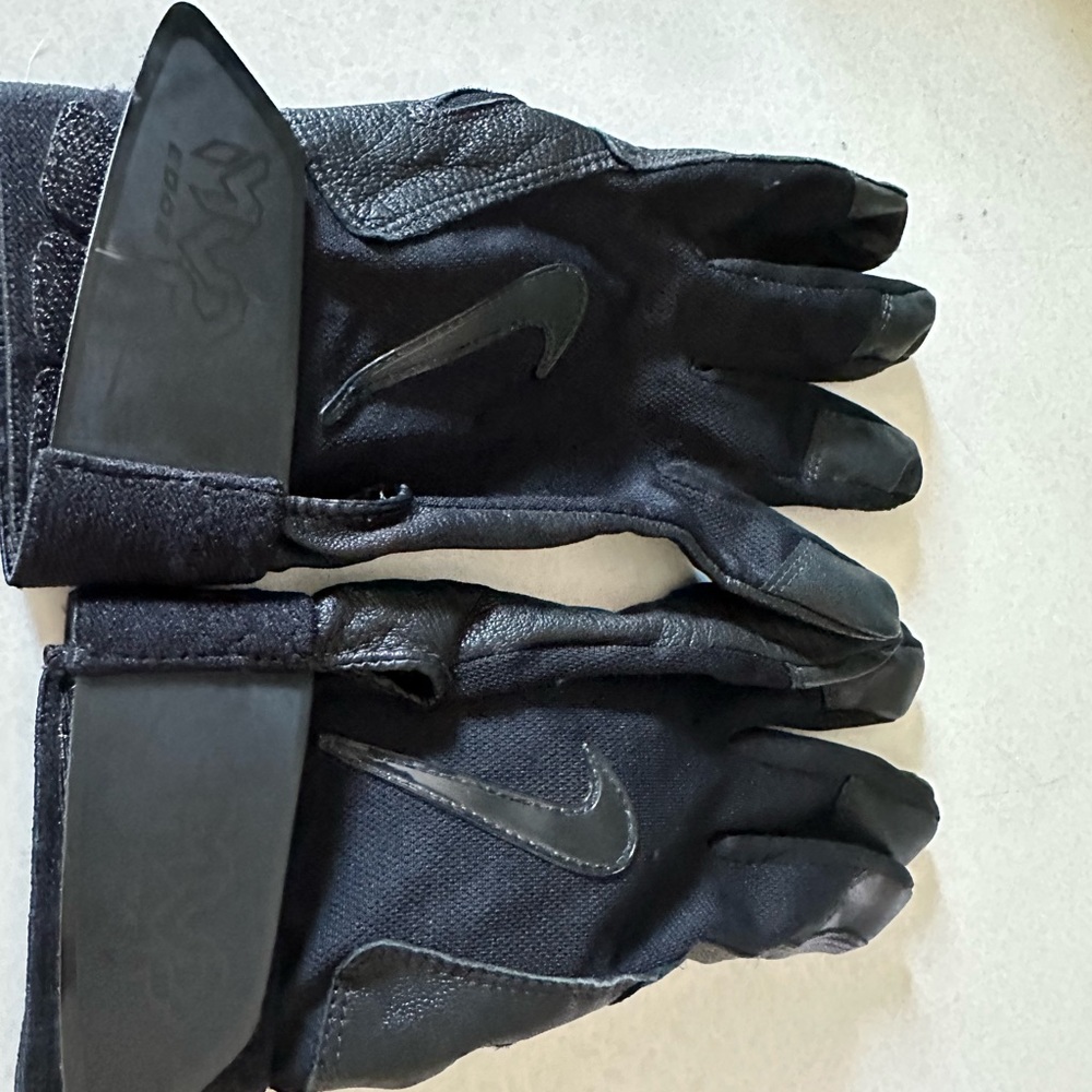 Nike MVP sports gloves